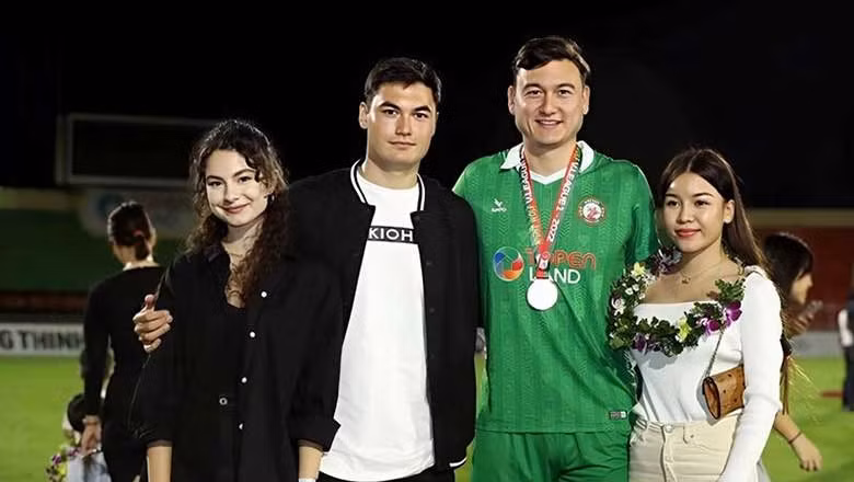 Yến Xuân là một HLV thể hình cá nhân, hơn Đặng Văn Lâm 2 tuổi. Cô sở hữu nhan sắc cuốn hút và thân hình nóng bỏng.