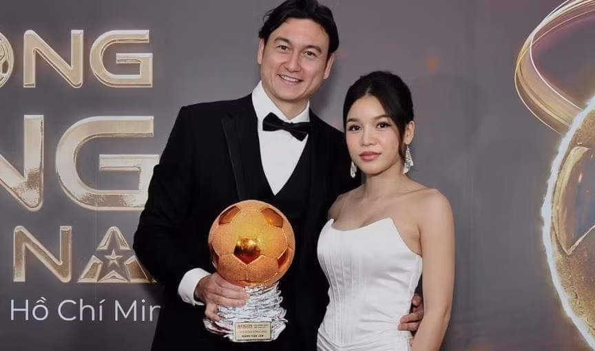 Trước khi tổ chức đám cưới, Văn Lâm và Yến Xuân có 6 năm yêu nhau. Cặp đôi tỏ ra rất kín đáo trong chuyện tình cảm của mình.