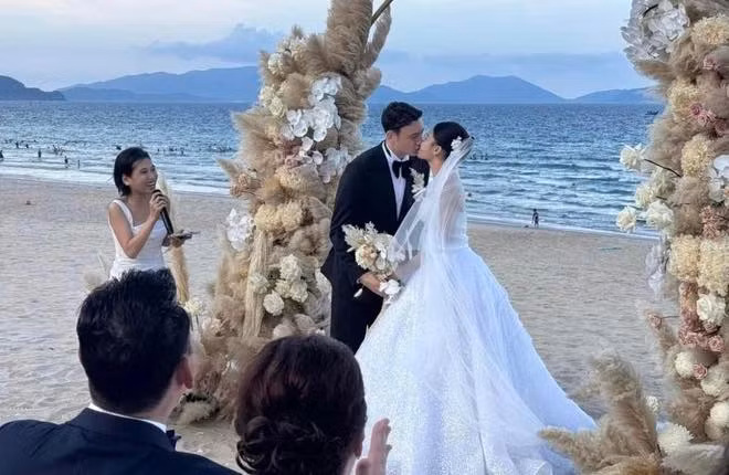 Chiều 7/7, thủ môn CLB Bình Định và tuyển Việt Nam Đặng Văn Lâm làm đám cưới cùng cô dâu Yến Xuân ở bãi biển tại Nha Trang. Hình ảnh chú rể khóa môi cô dâu cực ngọt trong lễ cưới của mình giữa khung cảnh lãng mạn khiến nhiều người quan tâm, chú ý.