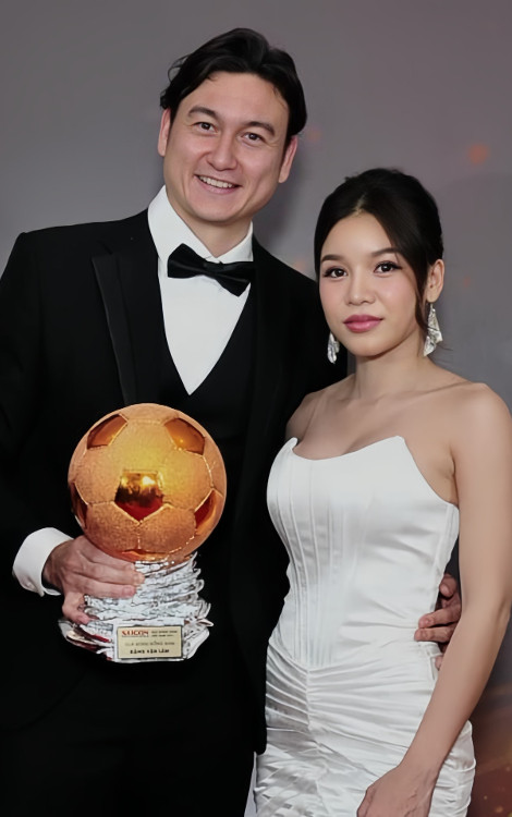 Phải đến tháng 2/1024, Yến Xuân mới xuất hiện cùng Đặng Văn Lâm, bố mẹ và hai em bạn trai tham dự Gala Quả bóng Vàng Việt Nam 2023.