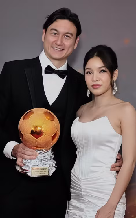 Phải đến tháng 2/1024, Yến Xuân mới xuất hiện cùng Đặng Văn Lâm, bố mẹ và hai em bạn trai tham dự Gala Quả bóng Vàng Việt Nam 2023.