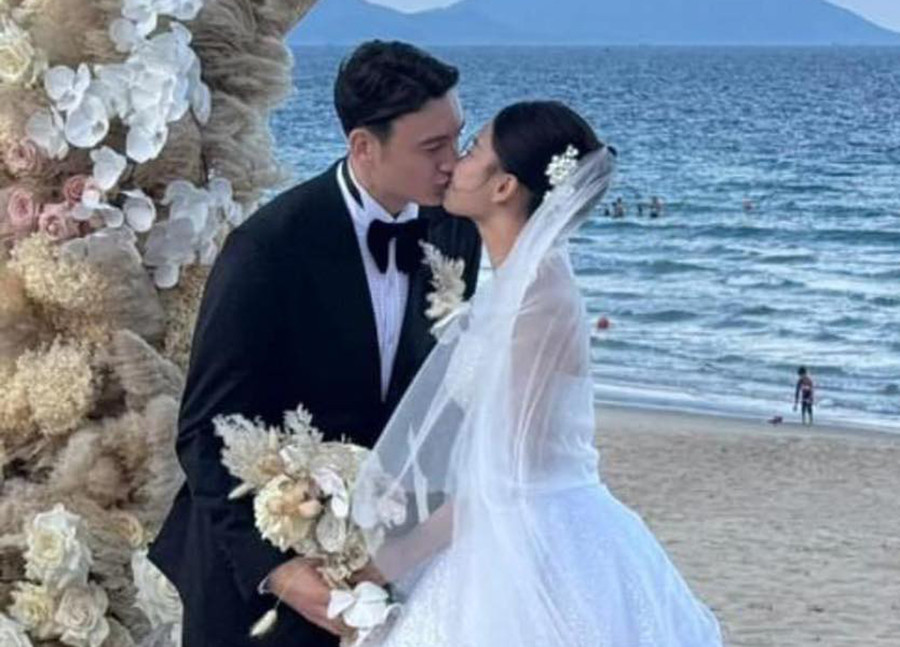 Các thông tin về lễ cưới được cặp đôi giữ kín. Theo hình ảnh được một vị khách ghi lại, Đặng Văn Lâm diện vest đen bảnh bao, hạnh phúc tay trong tay cùng Yến Xuân.