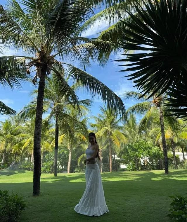 Trên trang cá nhân của mình, Yến Xuân ngày hôm qua cũng đăng tải hình ảnh mặc váy cô dâu như một lời thông báo ngầm về ngày trọng đại của cuộc đời.