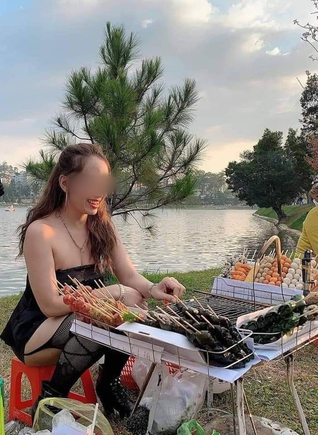 Trước đó, hình ảnh một cô gái diện đầm không dây ngắn trên gối, đi tất đen và trang điểm lộng lẫy chỉ để... đứng bán đồ ăn vặt ở Đà Lạt cũng gây xôn xao trên mạng xã hội.