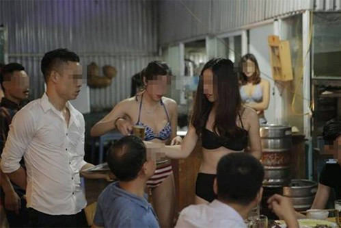 Đội ngũ những cô gái trẻ mặc bikini gợi cảm phục vụ thực khách, các cô gái đi lại khá thoải mái, rót bia, bưng đồ ăn trong những bộ đồ mát mẻ nhiều màu săc bắt mắt.