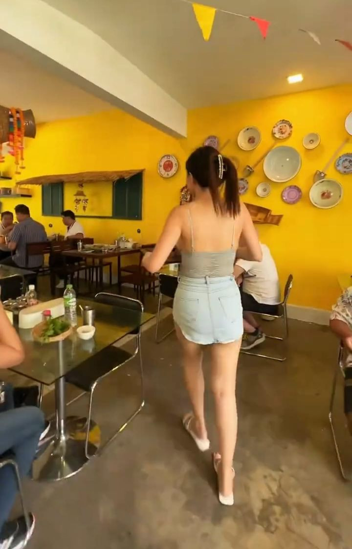 Có thể thấy, khách trong quán chủ yếu là khách nam, nhiều người cho rằng cô gái phục vụ mặc đồ như vậy là rất phản cảm: "Mặc thế này để câu khách à?", "Trời ơi phục vụ trong quán toàn đàn ông mà ăn mặc kiểu đó không thấy mắc cỡ hả".