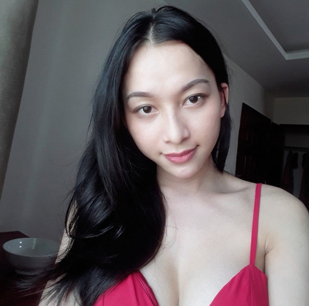 Nhìn lại những hình ảnh trên MXH cô nàng lại khác hẳn, nước da trắng mịn không tì vết, lại trẻ trung hơn rất nhiều.