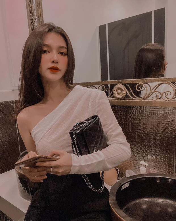 Chưa kể khuôn mặt của Diễm Quỳnh khá nhỏ, búi hết tóc khiến mặt càng nhỏ không cân xứng với vóc dáng của cô.