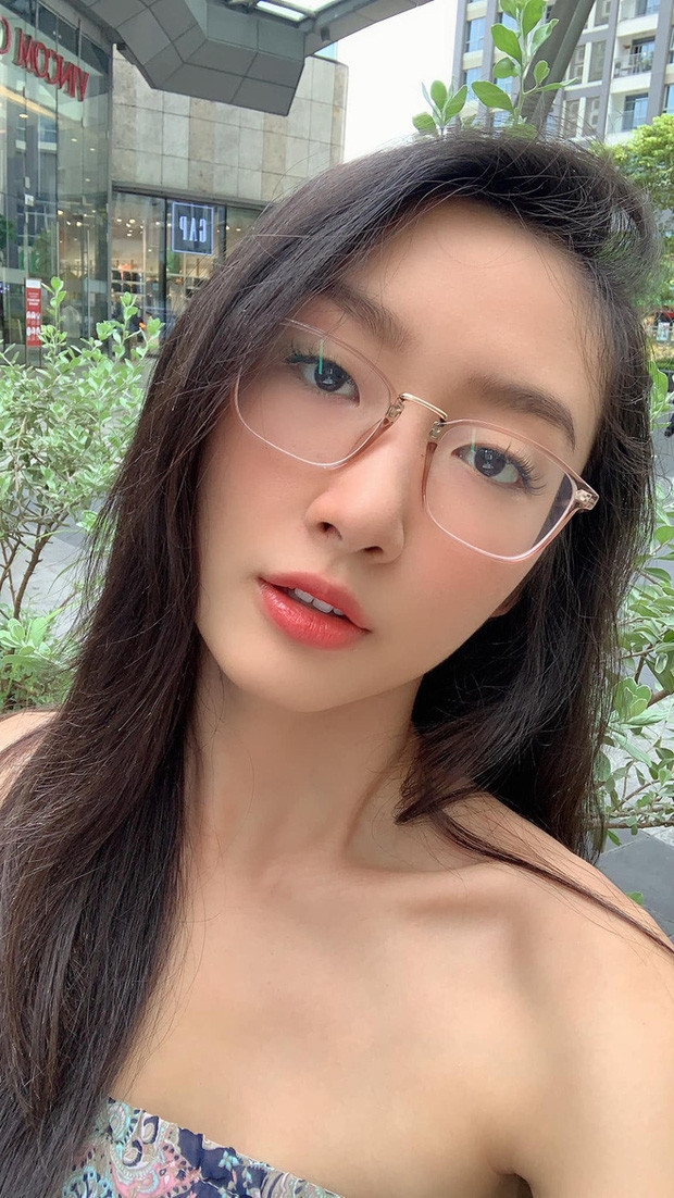 Ngoài đời Thanh Khoa sở hữu nhan sắc cá tính, ấn tượng với vầng trán cao, khuôn mặt chuẩn V-line sang chảnh.