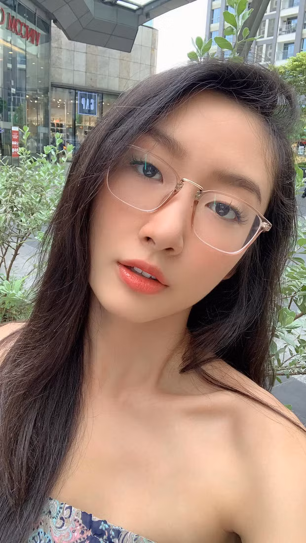 Ngoài đời Thanh Khoa sở hữu nhan sắc cá tính, ấn tượng với vầng trán cao, khuôn mặt chuẩn V-line sang chảnh.