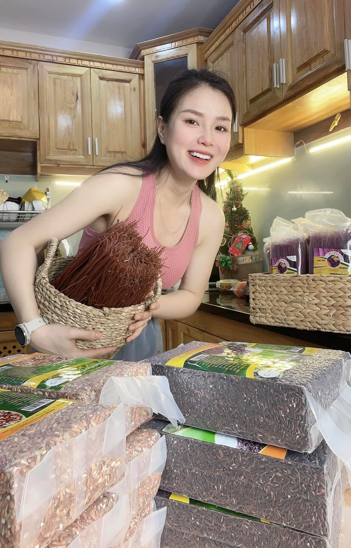 Trước đó, sự cố khiến người theo dõi và cả chủ kênh là Nguyễn Thị Thu Nhi không khỏi ngơ ngác, bởi từ trước đến nay, Thu Nhi luôn làm các video chỉ liên quan đến đời sống thường ngày, chia sẻ thực đơn ngon.