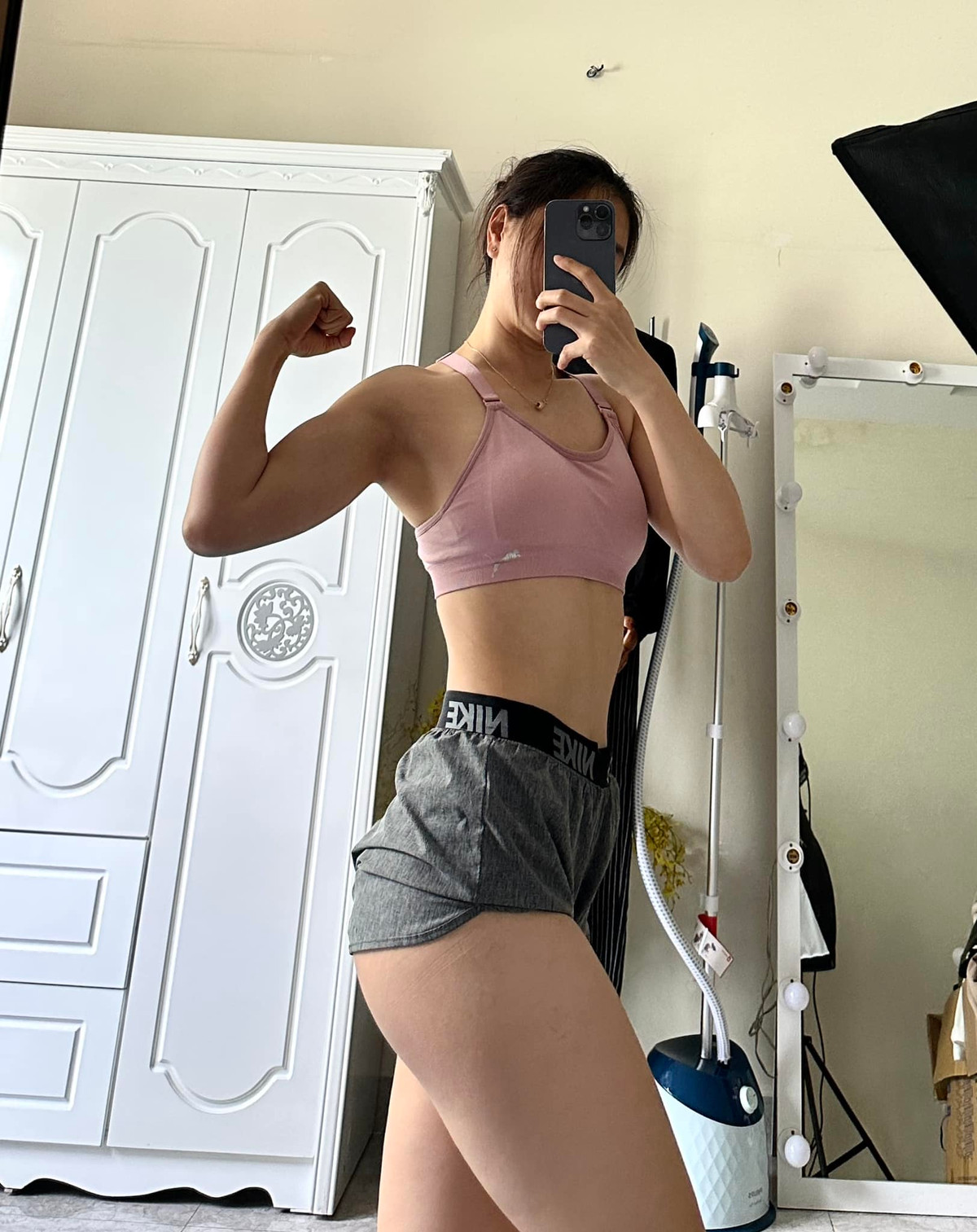 Trước đây, Nhi cảm thấy không hài lòng với vóc dáng của mình nên cô nàng đã luyện tập để có một cơ thể hoàn hảo hơn. Cô đã chia sẻ lên mạng xã hội bức ảnh trước và sau khi giảm cân thành công, không ngờ rằng bức ảnh lại nhận được sự chú ý lớn từ cộng đồng mạng.