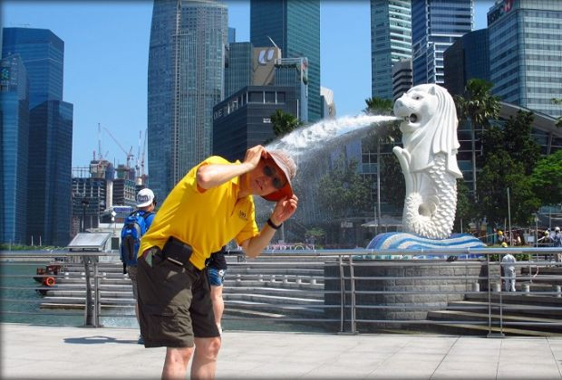 Bức tượng đá sư tử biển ở công viên Merlion Park là biểu tượng và cũng là điểm check in nổi tiếng nhất mà du lịch Singapore du khách không thể bỏ qua.