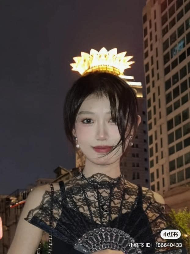 Đỉnh của tòa nhà đằng sau tựa như một chiếc vương miện phát sáng trong đêm tối.