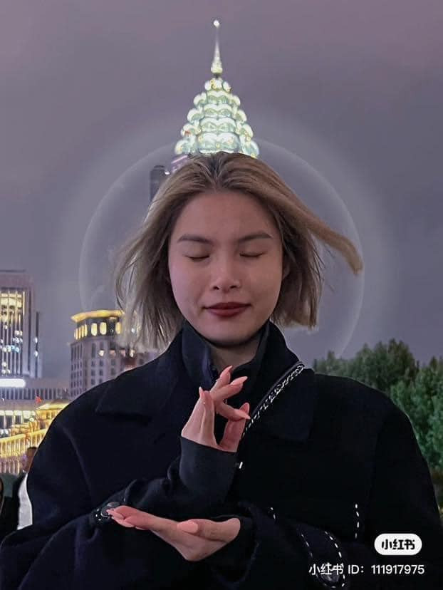 Check-in cùng tháp Kim Mậu - 1 trong 3 tòa tháp được xem là trung tâm tài chính Thượng Hải, nhưng không phải bên trong tòa nhà mà là một góc chụp mới lạ hơn.