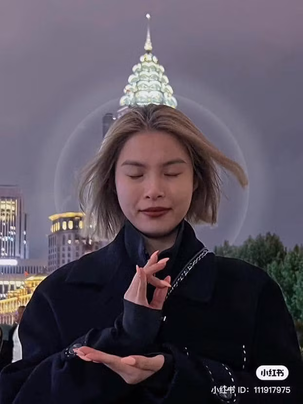 Check-in cùng tháp Kim Mậu - 1 trong 3 tòa tháp được xem là trung tâm tài chính Thượng Hải, nhưng không phải bên trong tòa nhà mà là một góc chụp mới lạ hơn.