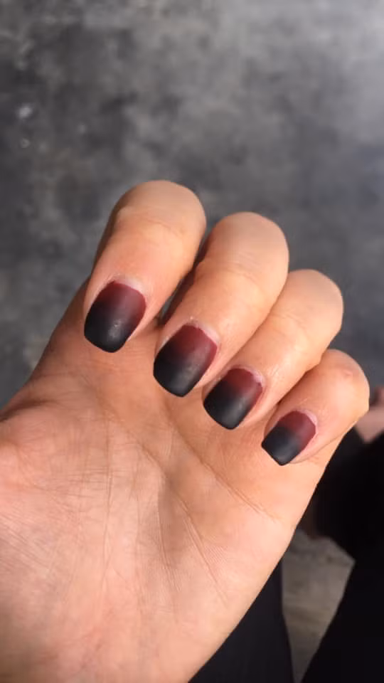 Thậm chí có những bộ nail trông không khác gì chủ nhân vừa đi đánh nhau về đến bầm dập tay chân. Thế này thì mất tết chứ còn gì.