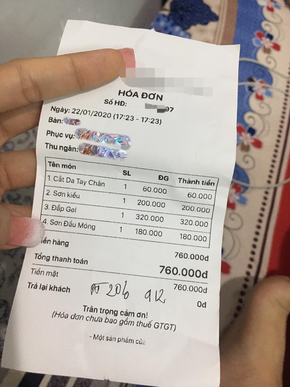 Đắng lòng hơn nữa, cô nàng phải chi trả 760.000 nghìn đồng cho bộ nail thảm hoạ, cùng với đó là 20% phí dịch vụ ngày Tết, tổng cộng là 912.000 nghìn đồng. Đây là một mức giá quá đắt đối với một bộ nail đẹp chứ chưa tính đến chuyện sản phẩm thảm hoạ như trên.