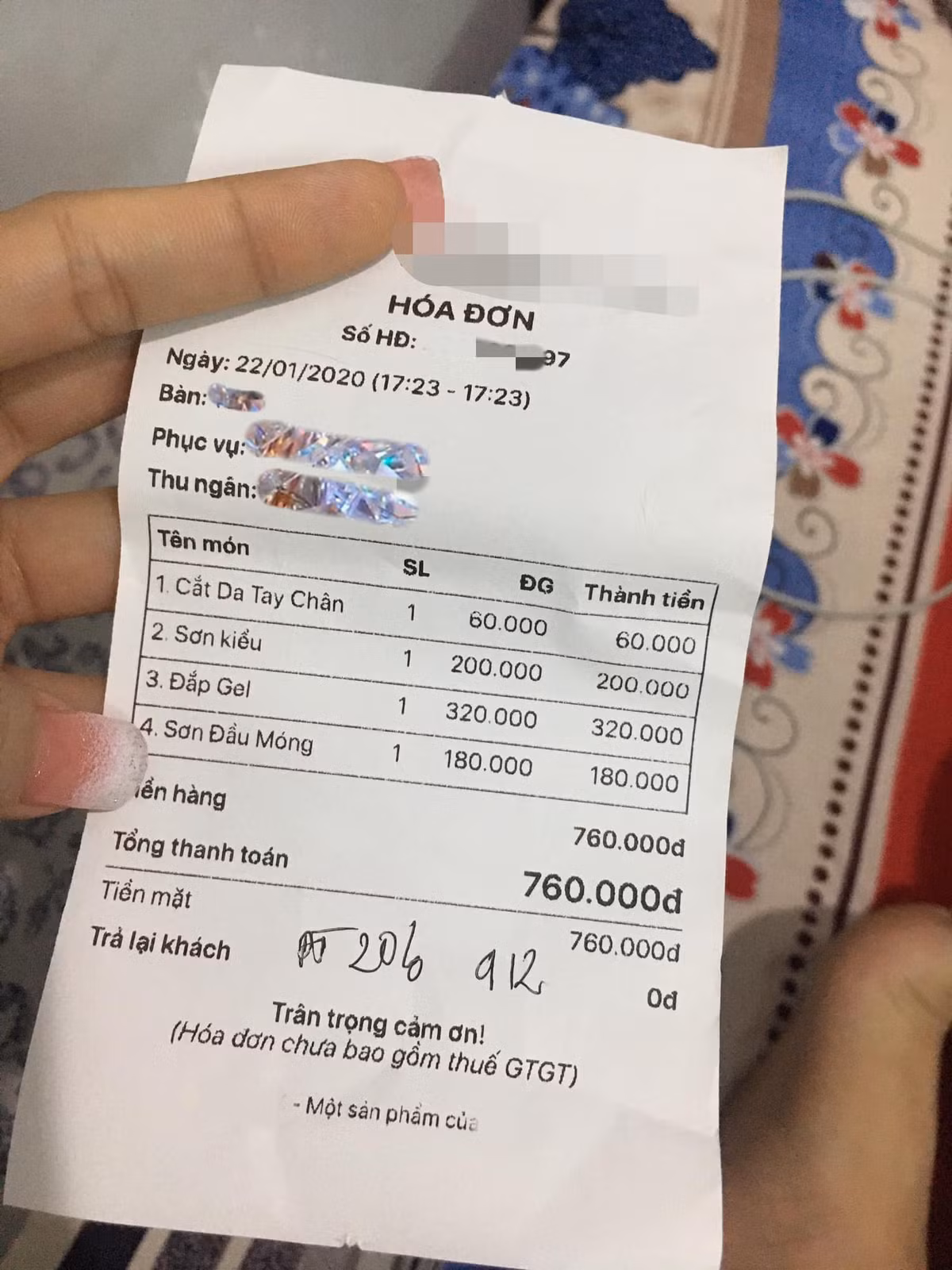 Đắng lòng hơn nữa, cô nàng phải chi trả 760.000 nghìn đồng cho bộ nail thảm hoạ, cùng với đó là 20% phí dịch vụ ngày Tết, tổng cộng là 912.000 nghìn đồng. Đây là một mức giá quá đắt đối với một bộ nail đẹp chứ chưa tính đến chuyện sản phẩm thảm hoạ như trên.