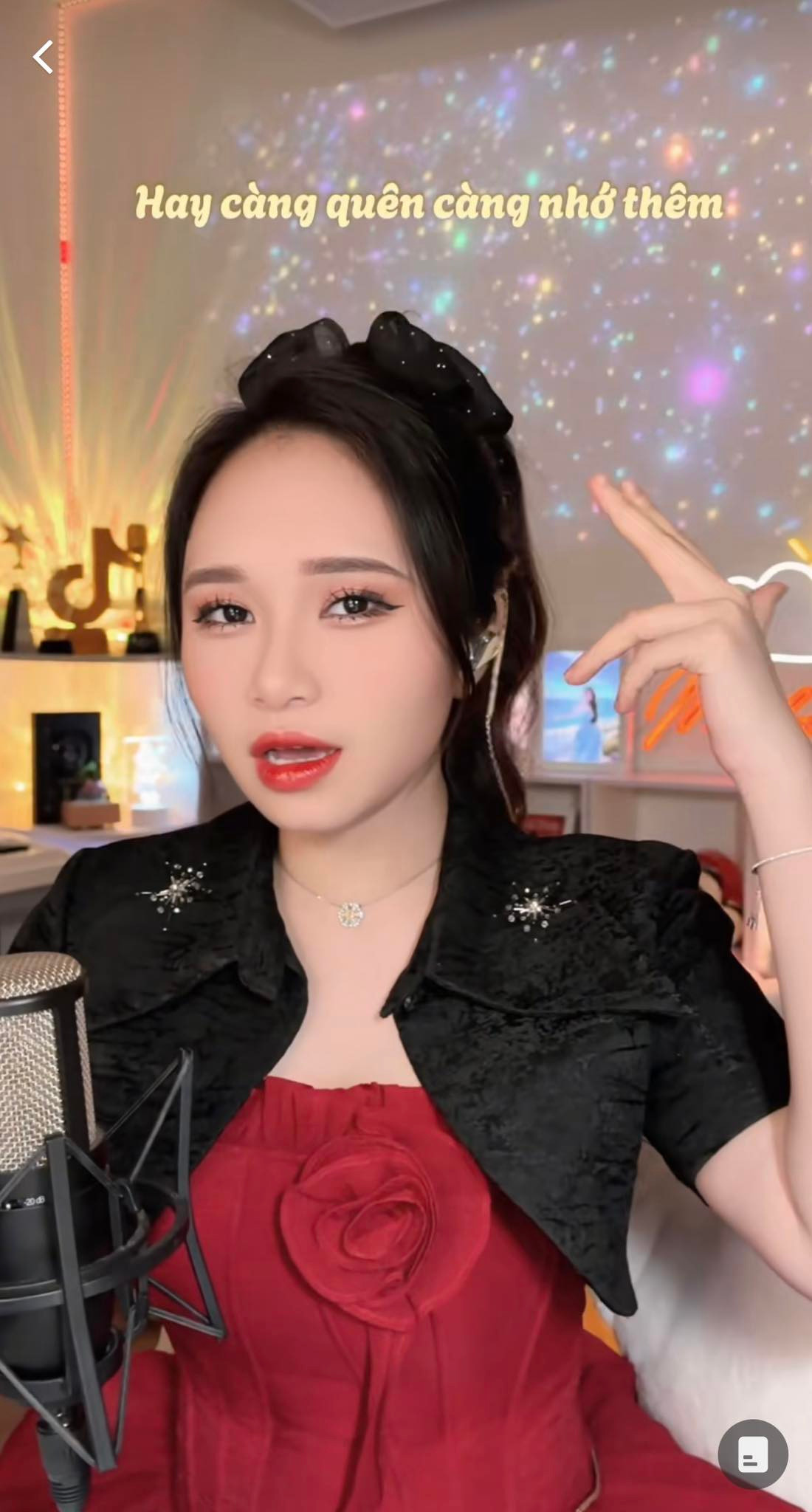 Tiktoker Mây Bae tên thật là Thái Thị Hà Vy, cô nàng từng được cộng đồng mạng ưu ái gọi là “thánh nữ cover” nhờ sở hữu ngoại hình ưa nhìn, giọng hát ngọt ngào và giọng nói dễ nghe.