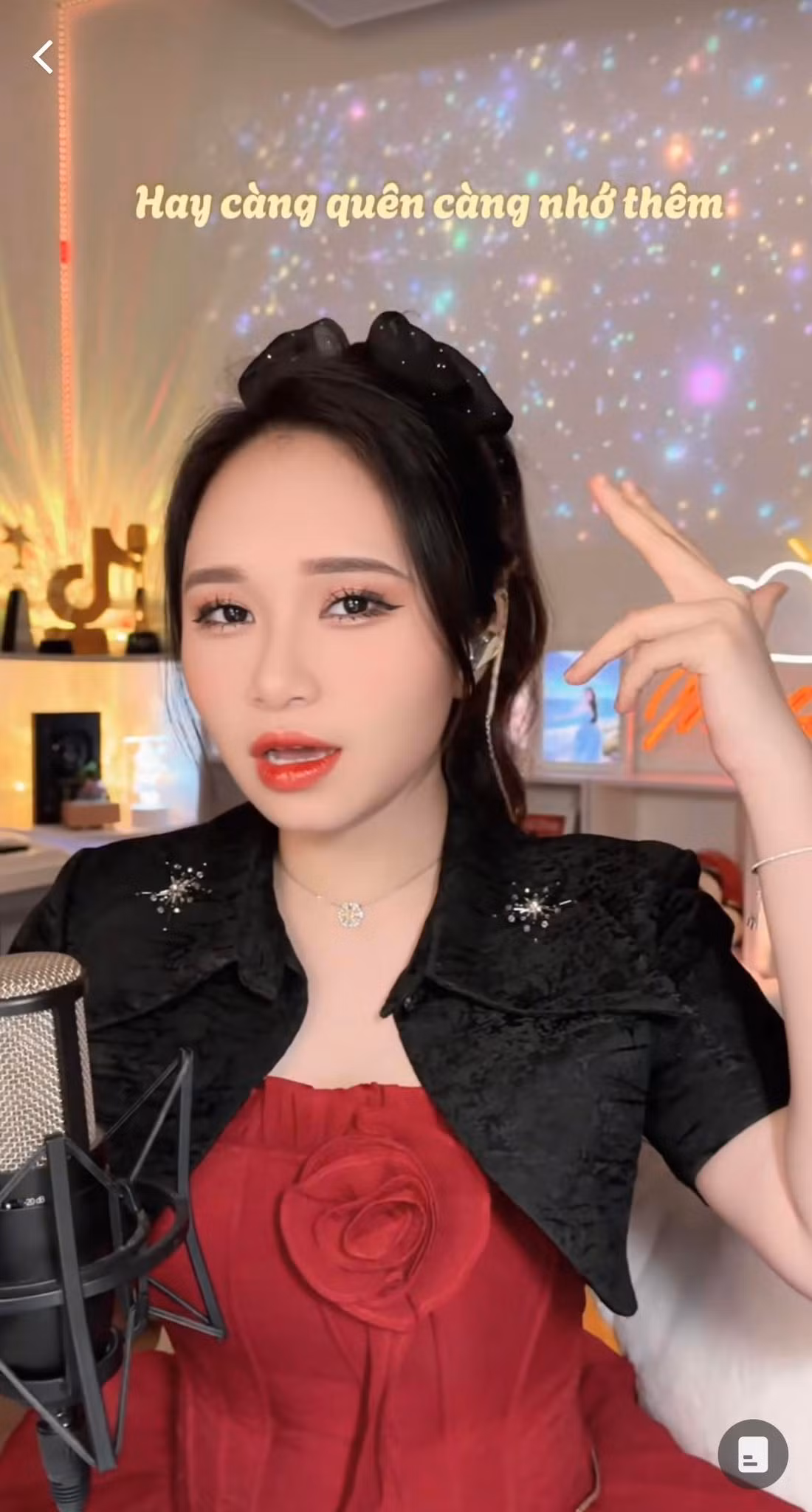 Tiktoker Mây Bae tên thật là Thái Thị Hà Vy, cô nàng từng được cộng đồng mạng ưu ái gọi là “thánh nữ cover” nhờ sở hữu ngoại hình ưa nhìn, giọng hát ngọt ngào và giọng nói dễ nghe.