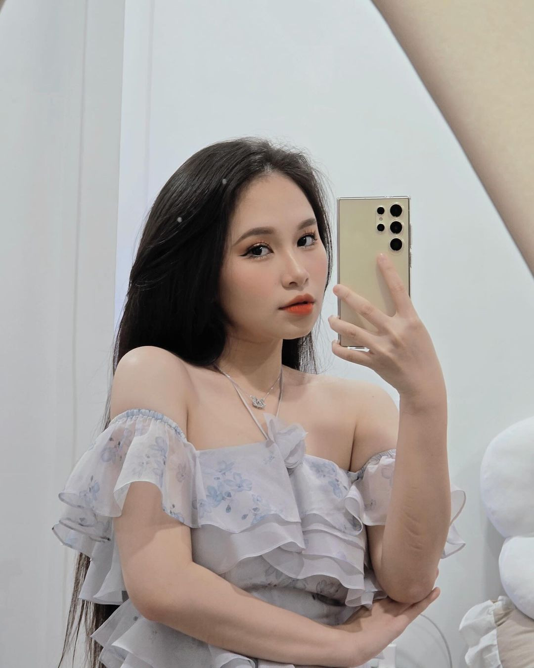 Mây Bae là chủ nhân của hàng loạt bản cover triệu view như Cắt Đôi Nỗi Sầu – 26,5 triệu lượt xem, Ignite – 9,8 triệu lượt xem, Hey Mama – 21,4 triệu lượt xem,…Cô nàng từng lọt top 6 trong cuộc thi ca hát trực tiếp ngay trên livestream có tên Gimme the Mic.