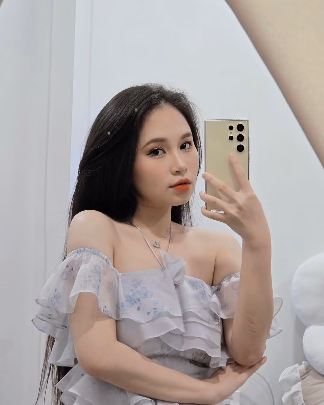 Mây Bae là chủ nhân của hàng loạt bản cover triệu view như Cắt Đôi Nỗi Sầu – 26,5 triệu lượt xem, Ignite – 9,8 triệu lượt xem, Hey Mama – 21,4 triệu lượt xem,…Cô nàng từng lọt top 6 trong cuộc thi ca hát trực tiếp ngay trên livestream có tên Gimme the Mic.