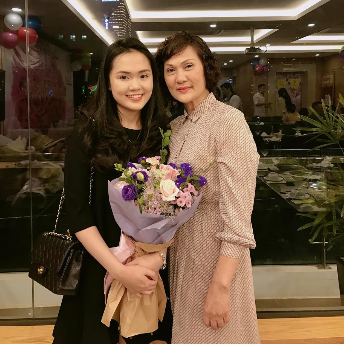 Mẹ cũng chính là người tặng Quỳnh Anh chiếc dây chuyền đính 286 viên kim cương trị giá gần 800 triệu đồng với mong muốn con gái cưng sẽ toả sáng trong ngày quan trọng nhất cuộc đời.