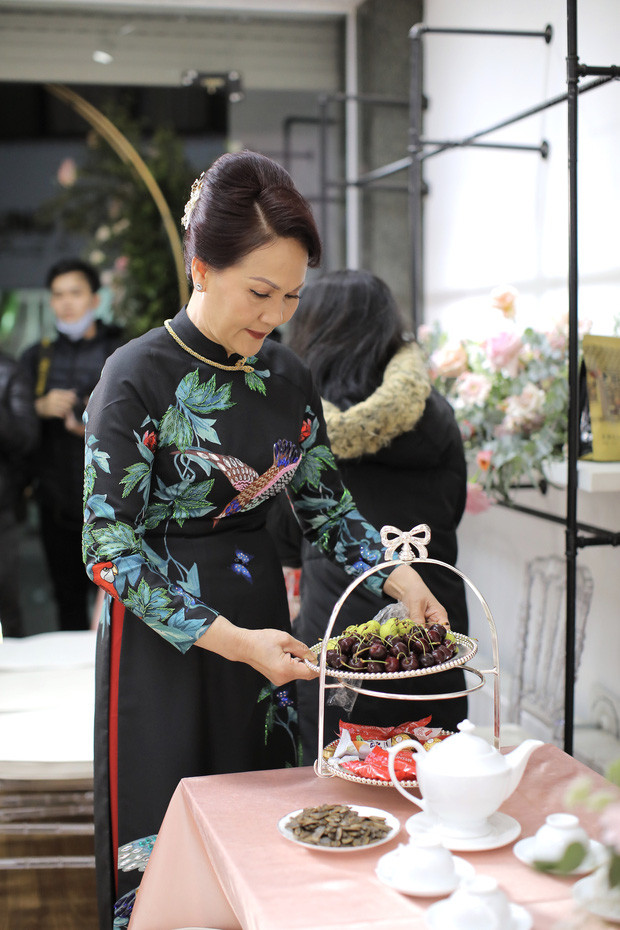Trong ngày cưới con gái, mẹ Quỳnh Anh đã dậy từ rất sớm để chuẩn bị mọi thứ từ hoa quả, trà bánh tiếp khách.