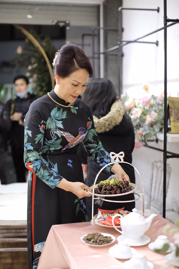 Trong ngày cưới con gái, mẹ Quỳnh Anh đã dậy từ rất sớm để chuẩn bị mọi thứ từ hoa quả, trà bánh tiếp khách.