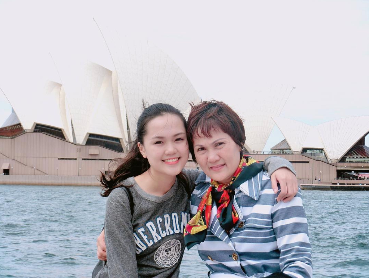 Mẹ Quỳnh Anh rất yêu chiều con gái. Hai mẹ con thường xuyên đồng hành trong những chuyến du lịch nước ngoài.