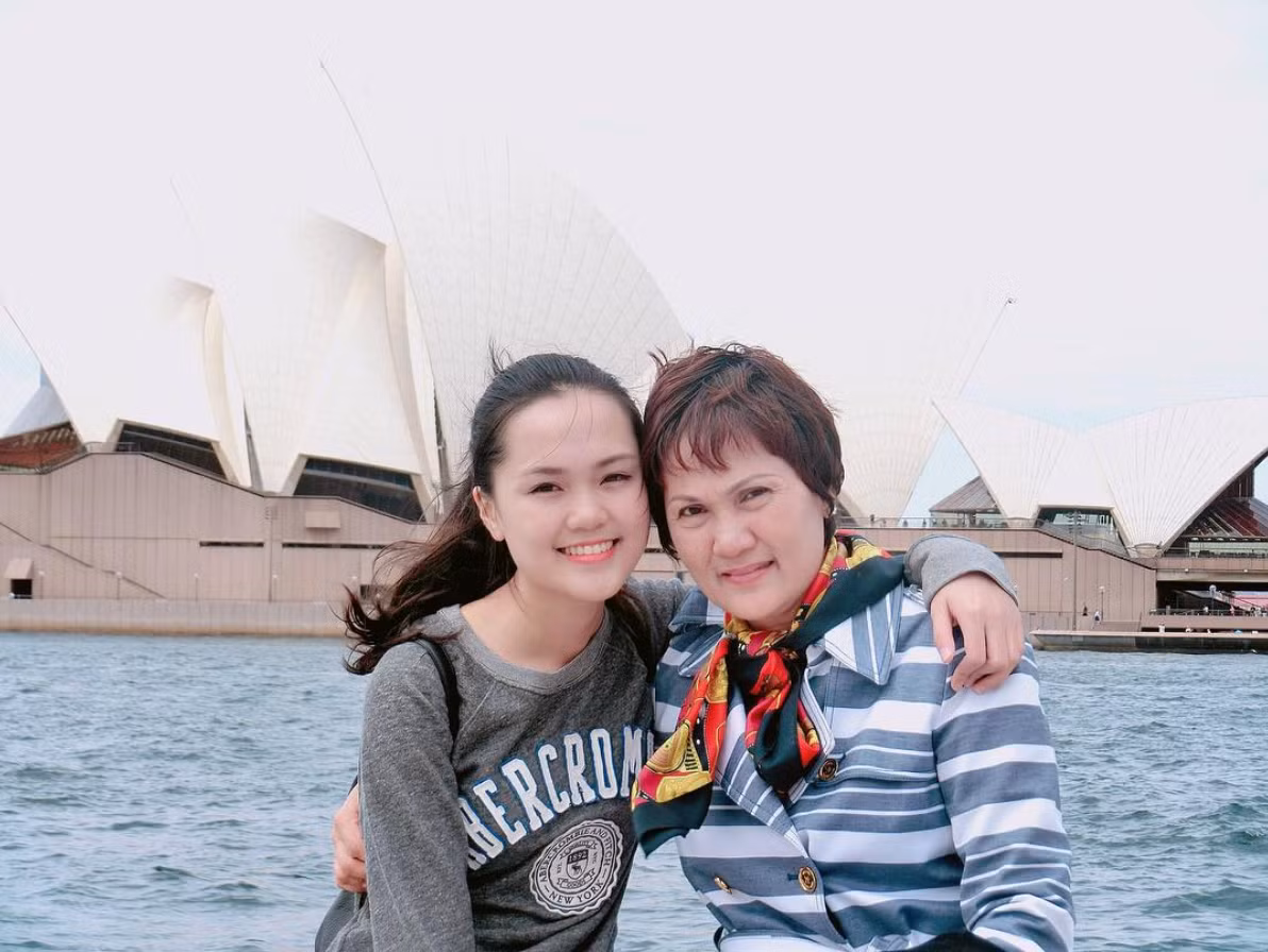 Mẹ Quỳnh Anh rất yêu chiều con gái. Hai mẹ con thường xuyên đồng hành trong những chuyến du lịch nước ngoài.