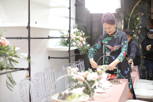 Mẹ vợ Duy Mạnh có tên Trần Thị Bạch Tuyết, bà chính là phu nhân của ông Nguyễn Giang Đông, cựu chủ tịch CLB Sài Gòn. Trong đám cưới của con gái út, người phụ nữ này được chú ý bên cạnh nhân vật chính khi sở hữu thần thái ngút trời dù chỉ mặc một chiếc áo dài tối màu với hoa văn đơn giản.