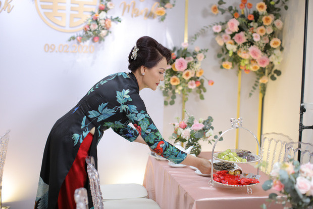 Sáng ngày 9/2, đám cưới của cặp đôi Duy Mạnh - Quỳnh Anh trở thành tâm điểm chú ý trên mạng xã hội. Bên cạnh những khoảnh khắc ngọt ngào như cổ tích của cô dâu chú rể thì mẹ của cô dâu cũng được chú ý bởi vẻ ngoài quá sang trọng.