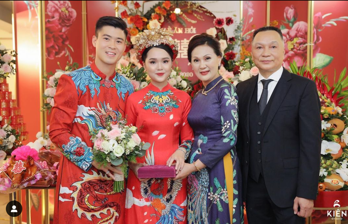 Trước đó, khi lễ ăn hỏi diễn ra, Huyền Mi, chị vợ Duy Mạnh cũng khoe rằng, mẹ cô đã dậy sớm để dọn dẹp bàn thờ, cắm hoa để con gái út và chú rể tương lai lên thắp hương cho tổ tiên.