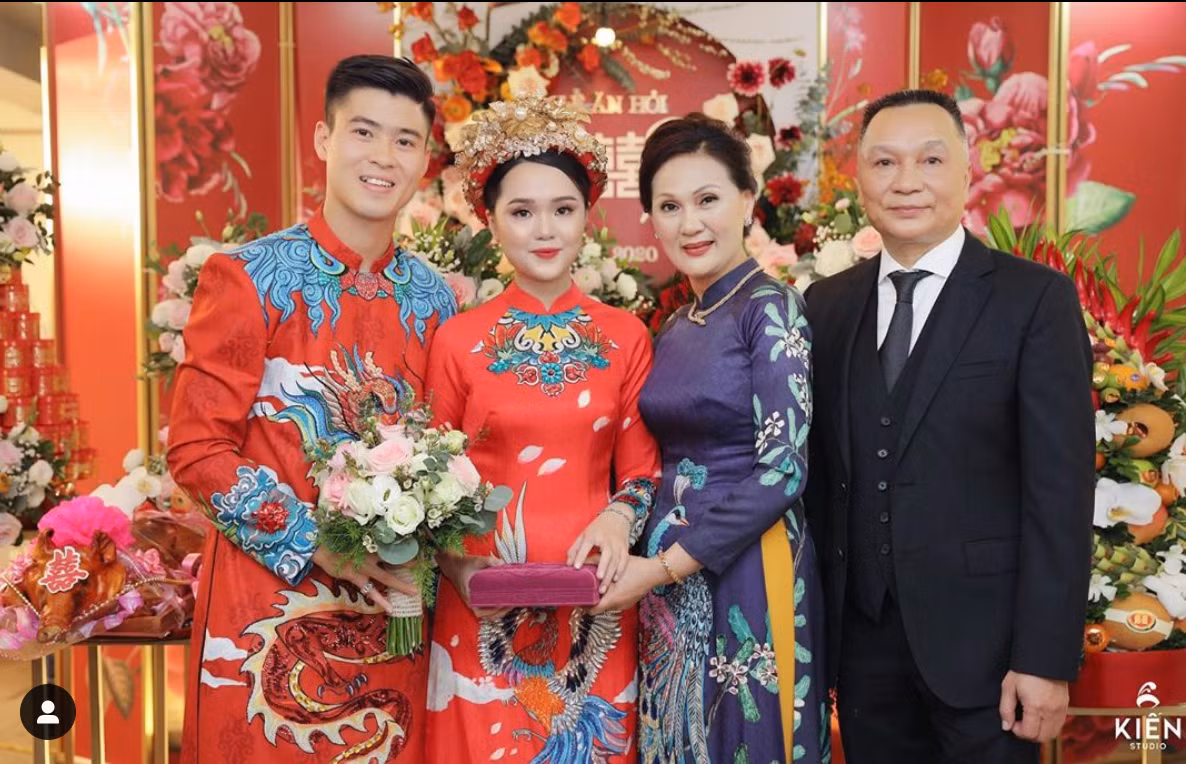 Trước đó, khi lễ ăn hỏi diễn ra, Huyền Mi, chị vợ Duy Mạnh cũng khoe rằng, mẹ cô đã dậy sớm để dọn dẹp bàn thờ, cắm hoa để con gái út và chú rể tương lai lên thắp hương cho tổ tiên.