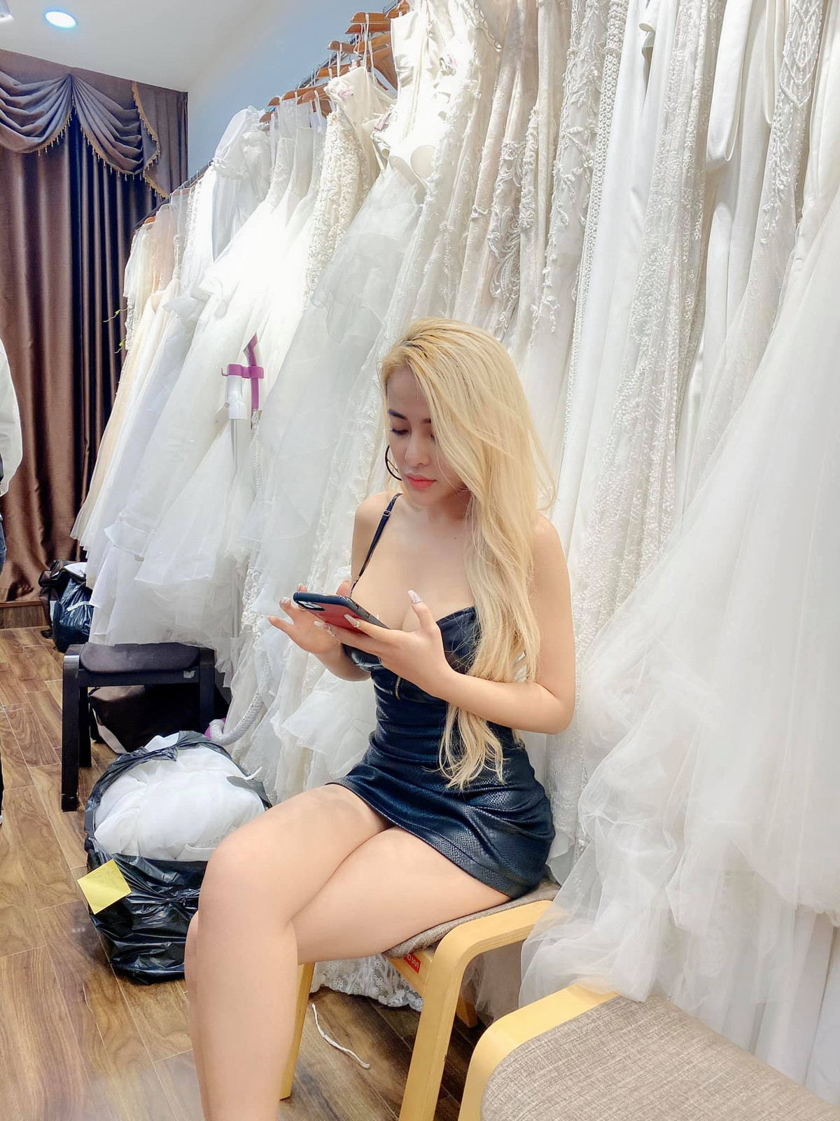 Ngay lập tức, hot girl tai tiếng đã đăng ảnh đính chính. Cô cho biết: "Hôm qua đăng ảnh mặc váy cưới mọi người khen quá trời nhưng mà Ngân chưa muốn lấy chồng". Những bức hình mặc váy cưới được chụp trước đó chỉ là hậu trường cho bộ ảnh sắp được tung ra mà thôi.