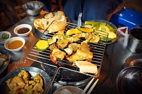 Nhắng Nướng, 81 Đại Cồ Việt là một trong những quán lẩu. nướng vỉa hè Hà Nội được giới trẻ yêu thích nhất. Cứ vào 20h-21h tối là quán chật kín thanh niên ngồi bên bếp than hoa lai rai những món nướng. Đồ nướng của quán rất phong phú như thịt ba chỉ, lòng, tràng, nầm, bò, bạch tuộc…