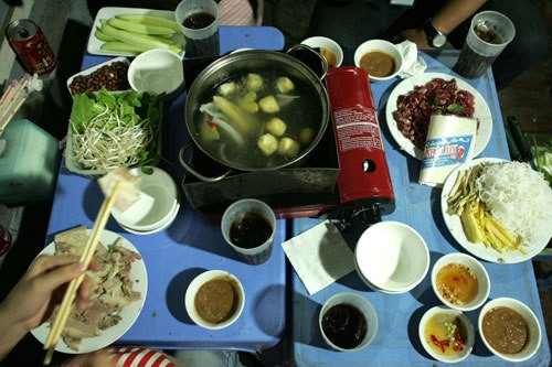 Lẩu vỉa hè 102 Ngụy Như Kon Tum. Nồi lẩu của quán này cho 2 người ăn chỉ 120.000 đồng. Quán hút khách không chỉ bởi giá rẻ mà còn bởi chủ rất vui tính, quán lại mở cửa cả ngày. 