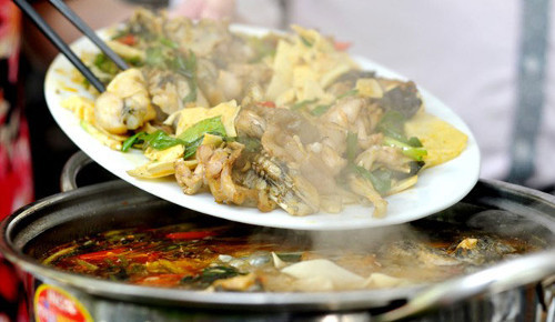 Lẩu ếch ngã 3 Hoàng Hoa Thám - Vĩnh Phúc. Quán lẩu ếch nằm ở vỉa hè trên đường Hoàng Hoa Thám nên rất thoáng mát cùng với đó là giá rất mềm. Quán phục vụ từ 7h30 tối đến 11h đêm.