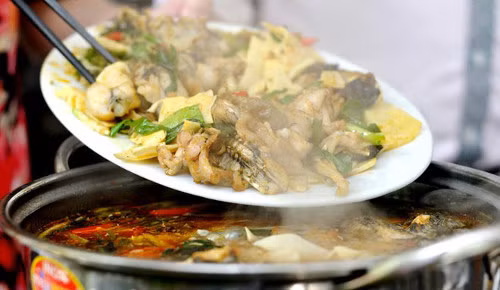 Lẩu ếch ngã 3 Hoàng Hoa Thám - Vĩnh Phúc. Quán lẩu ếch nằm ở vỉa hè trên đường Hoàng Hoa Thám nên rất thoáng mát cùng với đó là giá rất mềm. Quán phục vụ từ 7h30 tối đến 11h đêm.