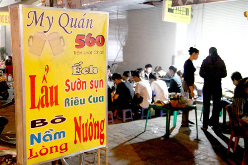 Lẩu 560 Trần Khát Chân. Quán lẩu vỉa hè này có thể ngồi lâu đến khuya, chỗ ngồi lại rộng rãi, thoáng mát. Đội ngũ nhân viên ở đây nhiệt tình, hoà nhã với khách hàng phục vụ một cách chu đáo và tận tình. Mỗi nồi lẩu ở đây có giá khoảng 200.000 đồng.