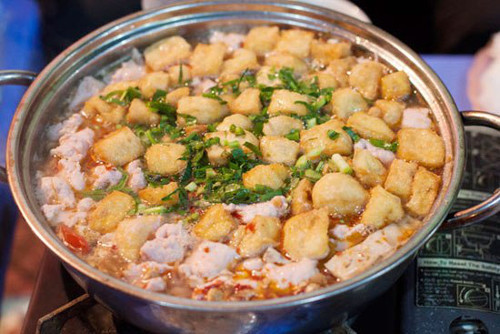 Lẩu riêu cua vỉa hè ngã 3 Nguyễn Du - Lê Duẩn. Quán này thu hút nhiều bạn trẻ với món lẩu riêu cua sườn sụn. Quán có thêm chả cá khá ngon. Giá ở đây lại bình dân, chỉ từ 300.000 - 400.000 đồng một nồi cho 4 người.