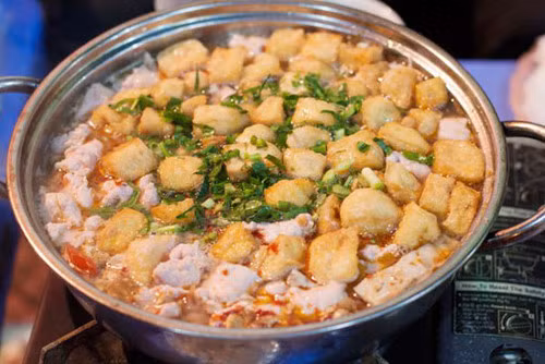 Lẩu riêu cua vỉa hè ngã 3 Nguyễn Du - Lê Duẩn. Quán này thu hút nhiều bạn trẻ với món lẩu riêu cua sườn sụn. Quán có thêm chả cá khá ngon. Giá ở đây lại bình dân, chỉ từ 300.000 - 400.000 đồng một nồi cho 4 người.