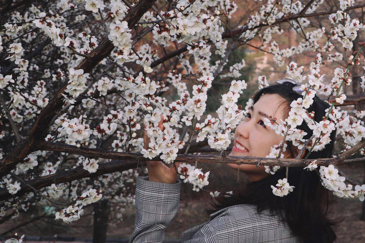 "Mình mong dù bạn là ai, bạn từ đâu về và đang được theo dõi sức khoẻ ở đâu, trong hoàn cảnh nào thì hãy cùng nhau cố gắng, chúng mình chỉ phải ở khu cách ly 14 ngày, nếu không có bệnh sẽ được về, nhưng những người đang tham gia công tác phòng dịch chống dịch, chính họ cũng phải cách li với gia đình từ những ngày dịch mới bùng phát và có lẽ sẽ còn thêm nhiều ngày nữa" - Thuỳ Dung gửi lời động viên tới những người cũng đang phải cách ly Covid-19 như mình.