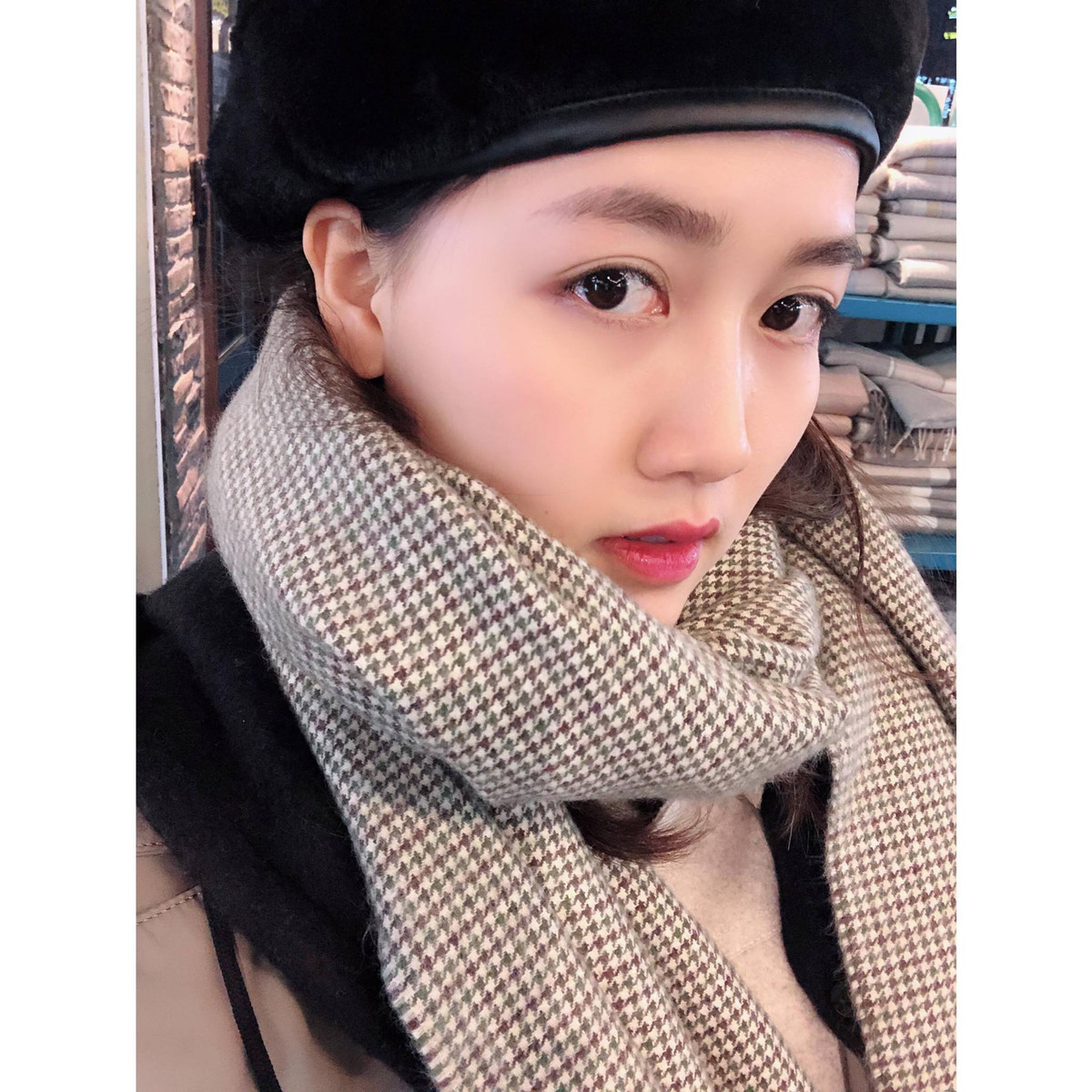 Để bày tỏ sự biết ơn của mình với các nhân viên y tế đã "nuôi không" mình suốt 14 ngày nên cô nàng quyết tâm...cọ nhà vệ sinh để tỏ lòng biết ơn, "vui lòng người đến vừa lòng người đi".