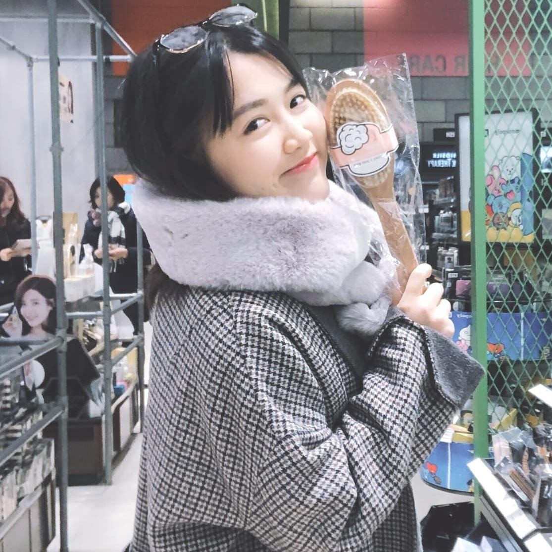 Với nhan sắc xinh đẹp, cách nói chuyện dễ thương, Thuỳ Dung được dân mạng đặt cho cái tên "hot girl cách ly", chính cô nàng cũng vui vẻ tự nhân mình là "ngôi sao phường 12" - nơi cô đang điều trị cách ly.