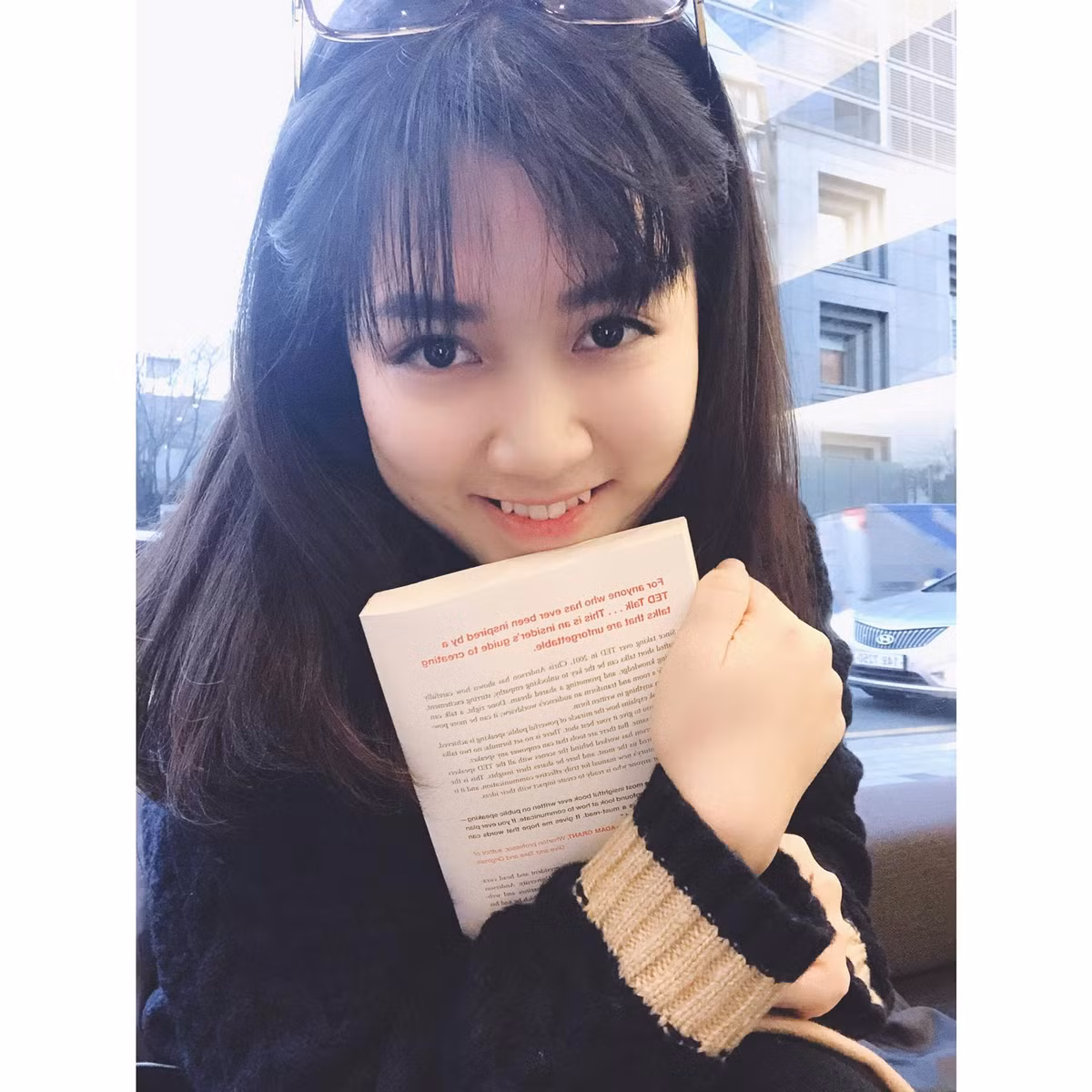 Tuy nhiên Thuỳ Dung vẫn khiêm tốn cho biết ảnh trên mạng chỉ là hình ảo, bên ngoài không xinh được như vậy. Đến anh phòng bên còn buông lời cay đắng: "Sao nhìn khác hình thế".