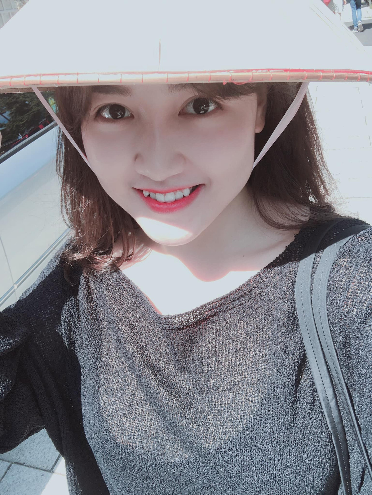 Sau chia sẻ đó, Thuỳ Dung nhận được "cơn mưa" lời khen từ phía cộng đồng mạng vì có tinh thần, ý thức tự giác cao. Bên cạnh đó nhan sắc của cô nàng cũng được cho là xinh đẹp chẳng kém gì hot girl.