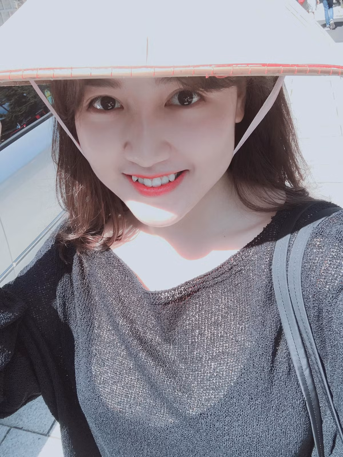 Sau chia sẻ đó, Thuỳ Dung nhận được "cơn mưa" lời khen từ phía cộng đồng mạng vì có tinh thần, ý thức tự giác cao. Bên cạnh đó nhan sắc của cô nàng cũng được cho là xinh đẹp chẳng kém gì hot girl.